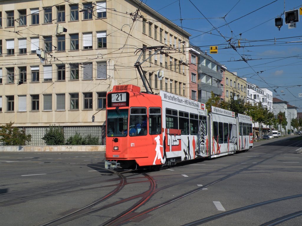 Selten werden auf der Linie 21 Be 4/6 S eingesetzt. Hier fhrt der Wagen 671 auf die Haltestelle Dreirosenbrcke ein. Die Aufnahme entstand an der Haltestelle Ciba in Basel am 23.09.2011.