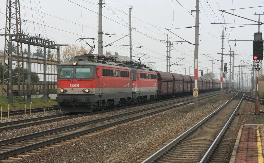 Seltene Doppeltraktion vor einem Ganzzug: 1142 638 und 1142 634 bei der Durchfahrt in Marchtrenk am 12. November 2009.