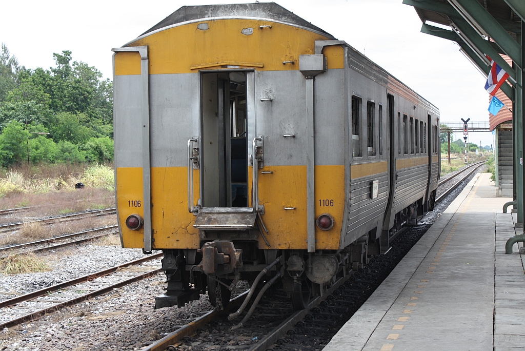 Seltene Gelegenheit die R�ckseite eines Triebwagen zu fotografieren, der wegen �lverlust untauglich ausgereihte Tiebwagen THN 1106 wartet am 24.August 2010 im Bf. Ban Phachi auf seine �berstellung in die Werkst�tte.