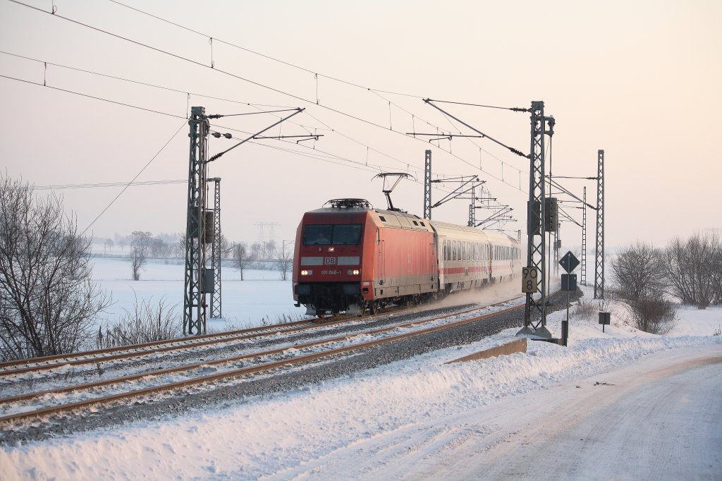 Seltene Lichtbedingungen herrschten am Nachmittag des 12.01.10 als 101 046 mit EC 174, Budapest - Hamburg-Altona, den Bahnbergang der kleinen Ortschaft Jessen bei Meien passiert. Die gleich untergehende Sonne taucht das diesige Wetter in eine warme rote Frbung.