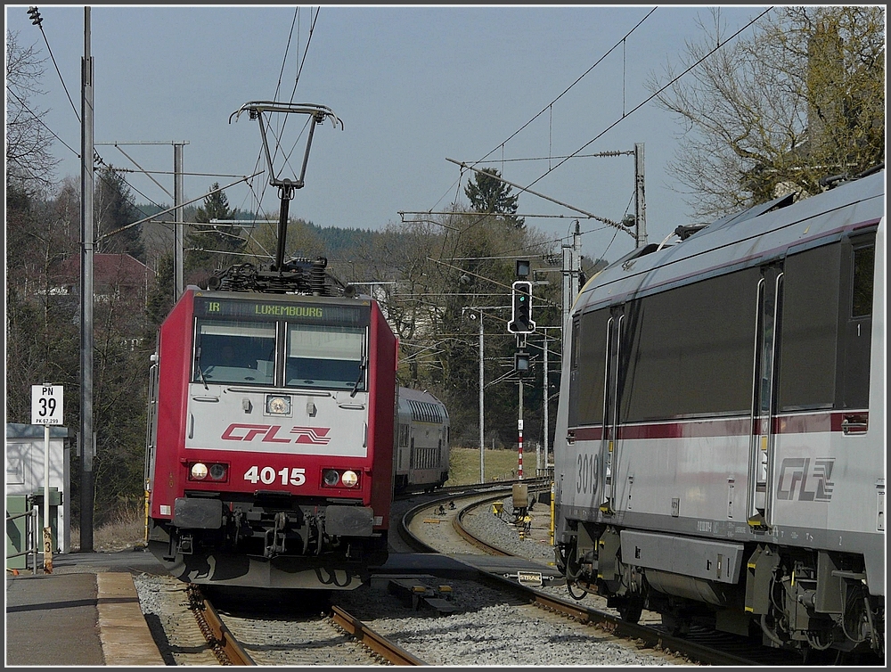 Seltene Zugbegegnung im Bahnhof von Wilwerwiltz. Am 18.03.10 verlsst der IR nach Liers den Bahnhof, whrend der IR nach Luxemburg dort einfhrt. (Jeanny)