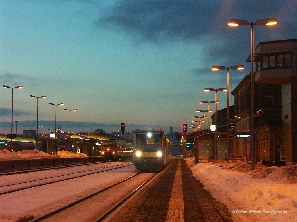 Seltener Besuch in Hof Hbf, aber nicht mehr lange.... Am Abend des 10.Januar 2011 kamen zwei Agilis VT 650 (704+710) durch Hof auf berfhrung Richtung Regensburg. Meine Bridge-Kamera hat alles gegeben um den langsam bewegten Zug am Hausbahnsteig in Hof Hbf neben dem 610 005 links abzubilden.... Aufgrund der Lichtwirkung in dieser blauen Stunde und der Seltenheit des Zuges (noch), wage ich dennoch, dieses Ergebnis zeigen zu wollen...