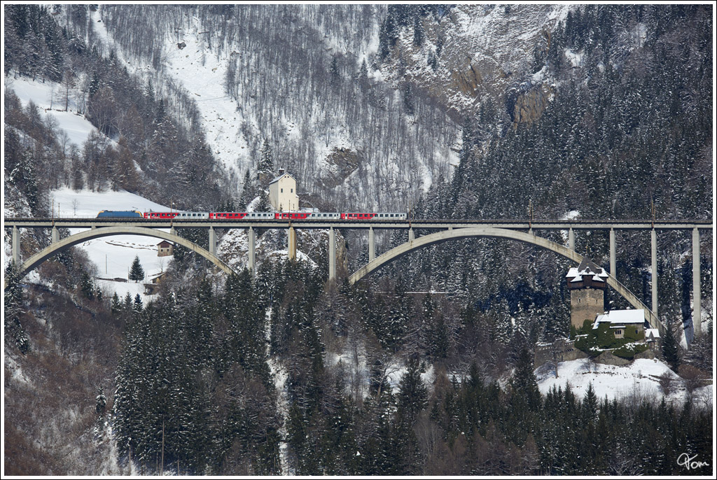 Seltener Gast am Tauern - Eine MAV 1047 berquert mit IC 691  Bildungsmessen  die mit 396 m grte Brcke am Tauern, die Falkenbergbrcke nahe Obervellach.
18.1.2013 