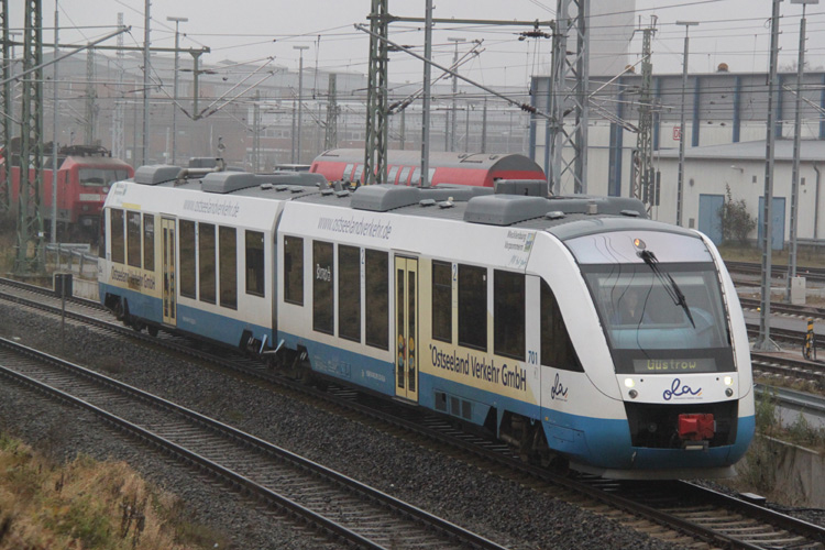 Seltener Gast auf der Strecke Rostock-Gstow:OLA79759 von Rostock Hbf nach Gstrow kurz nach der Ausfahrt im Rostocker Hbf.24.11.2011