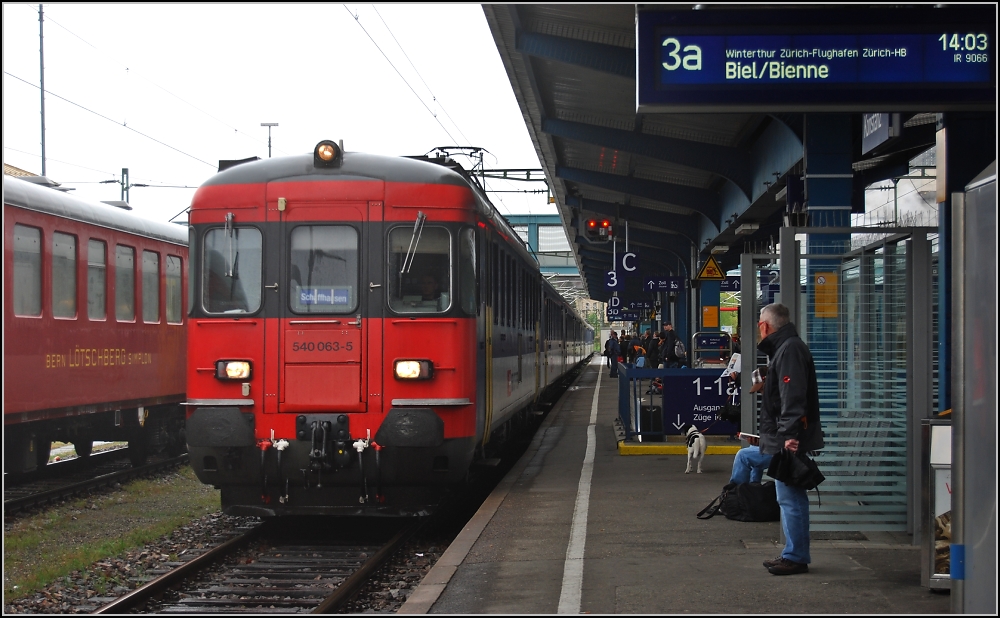 Seltener Gast in Konstanz, aber am 2. Mai passend zu den historischen Schweizer Gefhrten, der Ersatz-IR nach Biel. Bemerkenswert, dass Schaffhausen auf dem Zug angeschrieben ist. Da fhrt der allerdings nicht hin, bzw. schon lange nicht mehr. 