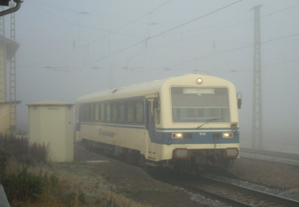Seltener Gast. VT 02 der Regentalbahn in Mangoling. Gespenstischer Nebel an Halloween.