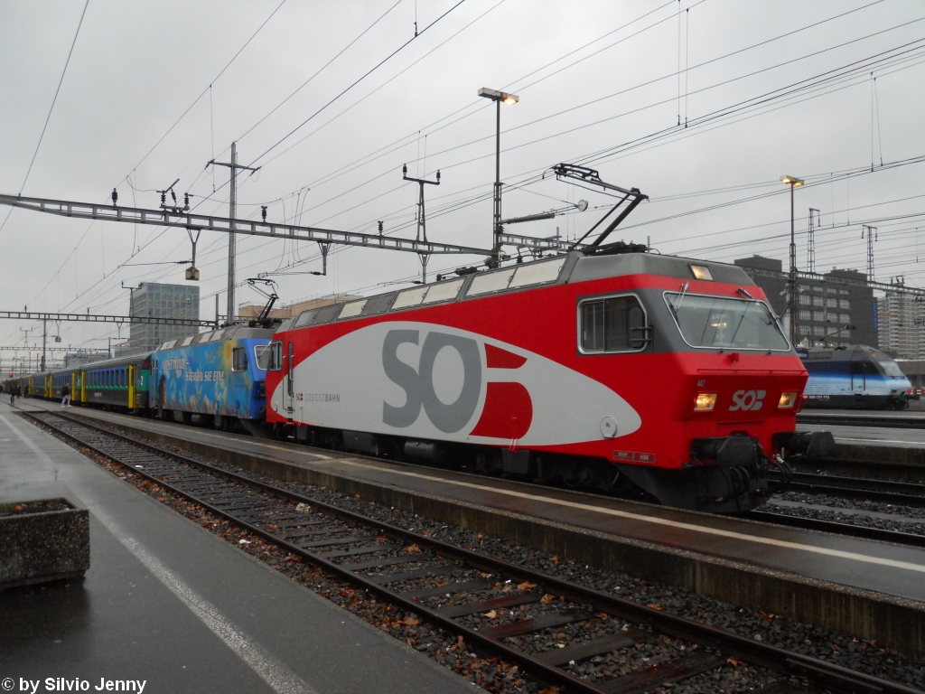Seltenes Doppel am Gipfeli-Express S18051 Zrich-Altstetten - Einsiedeln am 17.3.2011 in Altstetten, wegen Mangel an Re 446 wurde der Gipfeli-Express mit den beiden bls-Mietloks Re 456 142-9 und 456 143-7 ''Ostwind'' bespannt.