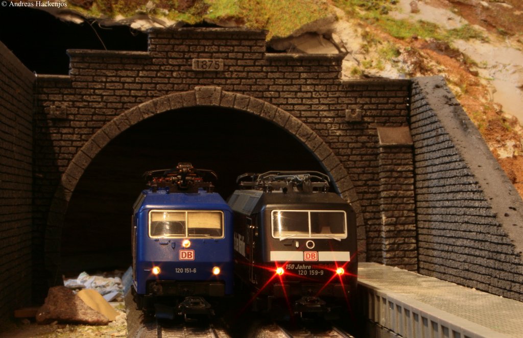 Seltenes Treffen zwischen 120 151-6  ZDF Express (Mrklin 37534)  und 120 159-9  150 Jahre Mrklin  (Mrklin 37530)auf meiner Anlage 13.5.10