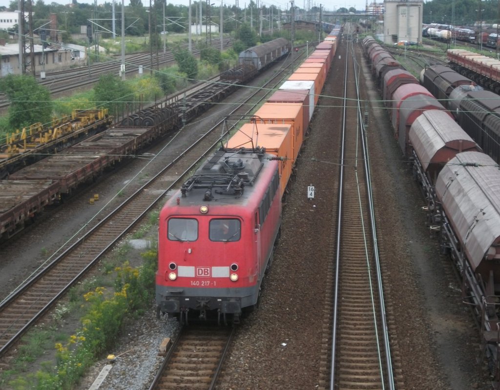 Seltenheit!!! 140 217 durchfhrt am 25.Juli 2011 mit einem Containerzug den Gterbahnhof Engelsdorf Richtung Schnefeld.