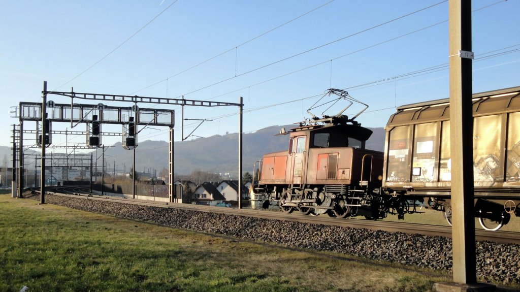 Seltenheitswert: Wegen einem Defekt an der in Dniken stationierten Am 843 kam am 08.02.11 die Ee 3/3 16445 zur Ehre, den Anschluss-Cargo-Express von Dniken nach Olten zu ziehen. Hier wartet sie vor dem Hauptsignal zwischen Dniken und Dulliken eine berholung einer S-Bahn ab. Der Zug fhrt ohne Zugsicherung (bis Juni noch erlaubt) und mit einer Hchstgeschwindigkeit von 40 km/h.