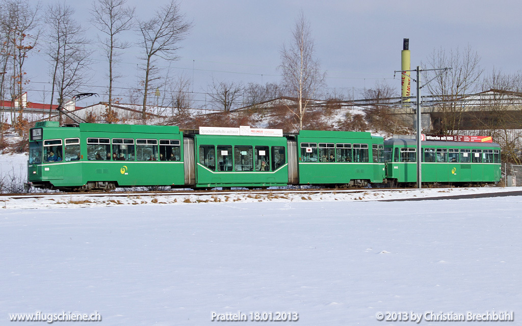 Senftentram im Schnee, hier die Be4/6S 660 der BVB auf dem Weg Richtung Muttenz kurz nach der Tramstation Lachmatt Pratteln am 18. Januar 2013. Die Gurken wie sie auch genannt werden, drften die nchsten Wagen sein welche mit den alten Be4/4 vom Aktivdienst der BVB ausscheiden. Da keine grsseren Revisonen fr diese vorgesehen sind!