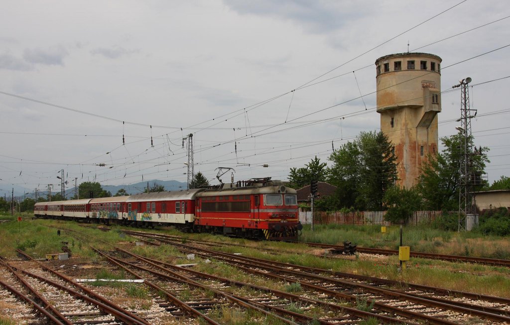 Septemvri 9.5.2013
E-Lok 45169 erreicht mit einem Schnellzug aus Sofia den Bahnhof Septemvri.