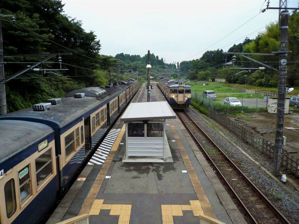 Serie 111 u.113: Zugskreuzung in Minami Shisui, ganz am Rand der Agglomeration Tokyo. Einfahrt eines Vierwagenzugs mit Steuerwagen KUHA 111-2163. 1.Juli 2010. 