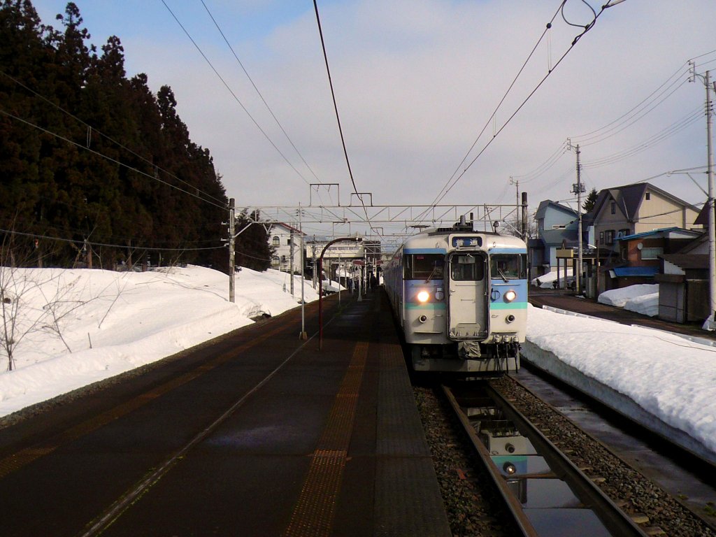 Serie 115 des zentraljapanischen Hochlands: Sekiyama am Myôkô-Kôgen -Pass zwischen dem Japanischen Meer und dem Becken von Nagano. Zug mit Frontwagen KUMOHA 115-1083, 2.März 2010. 