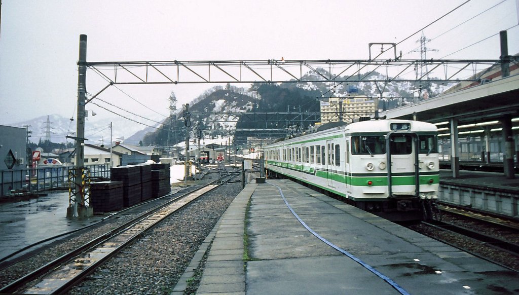 Serie 115 des zentraljapanischen Hochlands: Ein Zweiwagenzug der Region Niigata (am Japanischen Meer) in Echigo Yuzawa. Motorwagenpaar KUMOHA 115-1531 + KUMOHA 114. 6.April 1999.