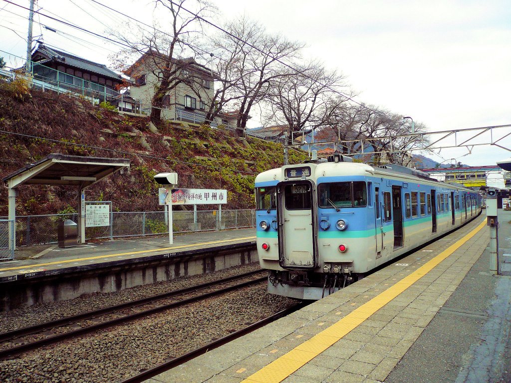 Serie 115 des zentraljapanischen Hochlands: Kai Yamato, auf der Passhöhe zwischen der Kantô-Ebene und dem Becken von Yamanashi, unterwegs ins zentraljapanische Hochland. Zug mit Endwagen KUHA 115-1110, 24.November 2009. 