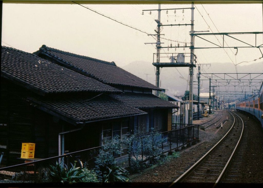 Serie 153: In einem Zug der Serie 153 auf der Tôkaidô-Strecke bei Kanbara. Es ist erstaunlich, wie nah die alten kleinen Häuser an die Strecke heran gebaut wurden. 27.August 1977. 