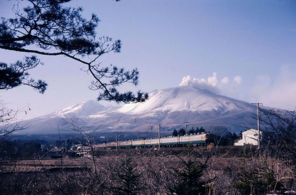 Serie 169: Ein damaliger Schnellzug mit Endwagen KUMOHA 169-5 vor dem rauchenden Asama, Naka Karuizawa, 13.Februar 1973. 