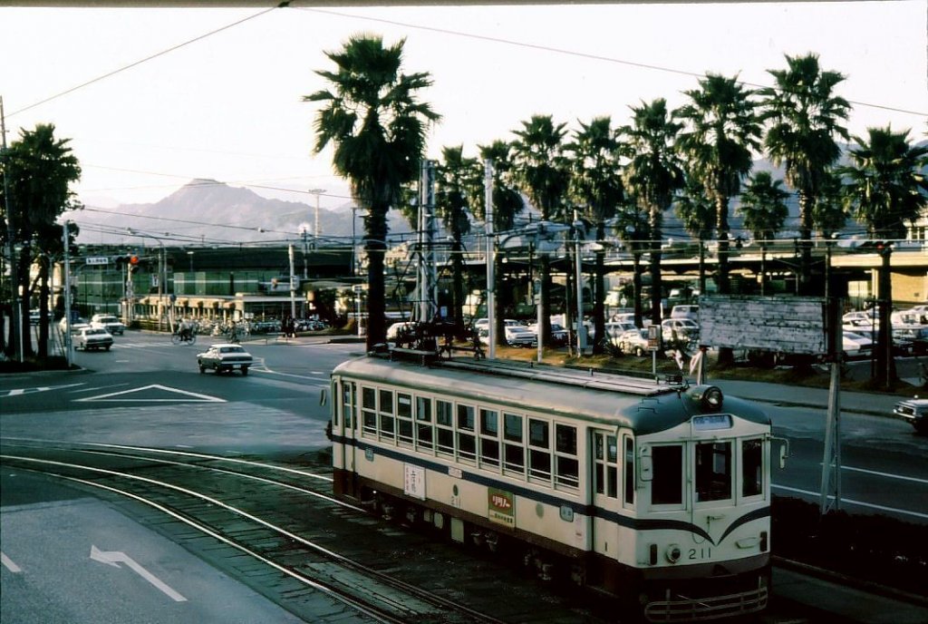 Serie 200: Im sanften Sonnenlicht am Naujahrstag steht Wagen 211 am alten Bahnhof K�chi. 1.Januar 1979.