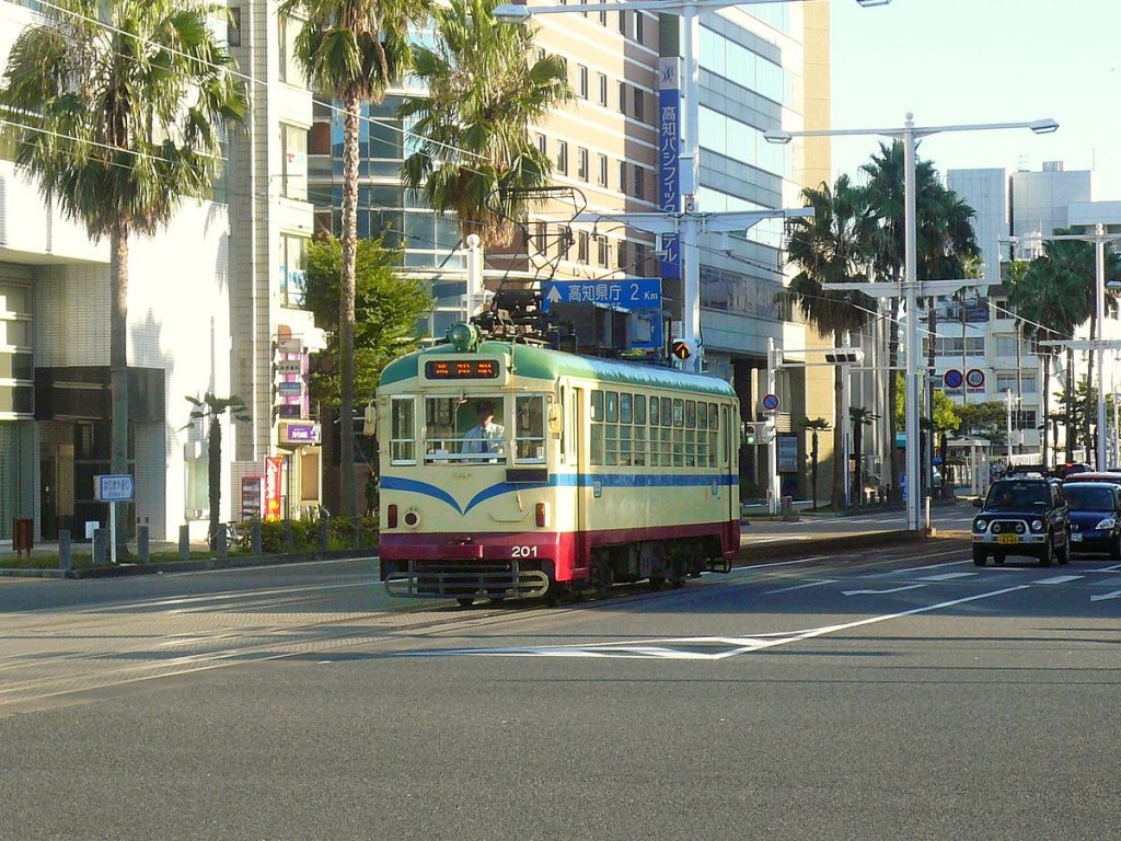 Serie 200: Von den 1950 gebauten 21 Wagen sind noch 15 Wagen vorhanden; Wagen 213 hat den Originalanstrich gr�n. Im Bild: Wagen 201 mit erneuerter Stirnfront beim Bahnhof K�chi, 20.September 2009. 