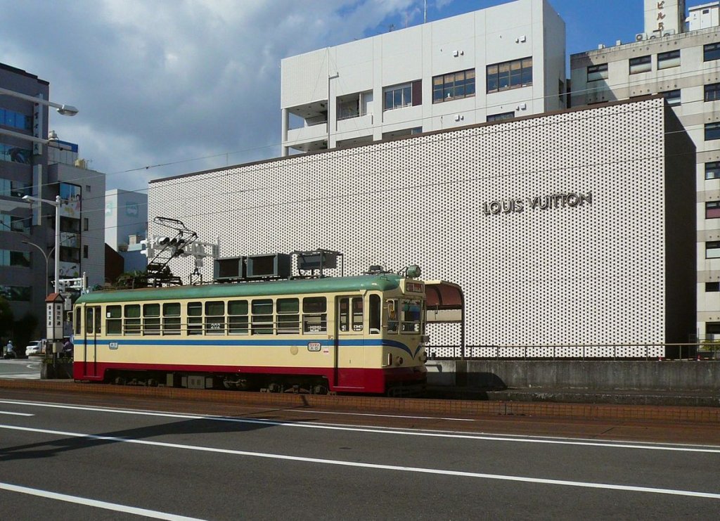Serie 200: Wagen 202 vor dem Modegesch�ft Louis Vuitton am Rande der Innenstandt von K�chi. 21.September 2009. 