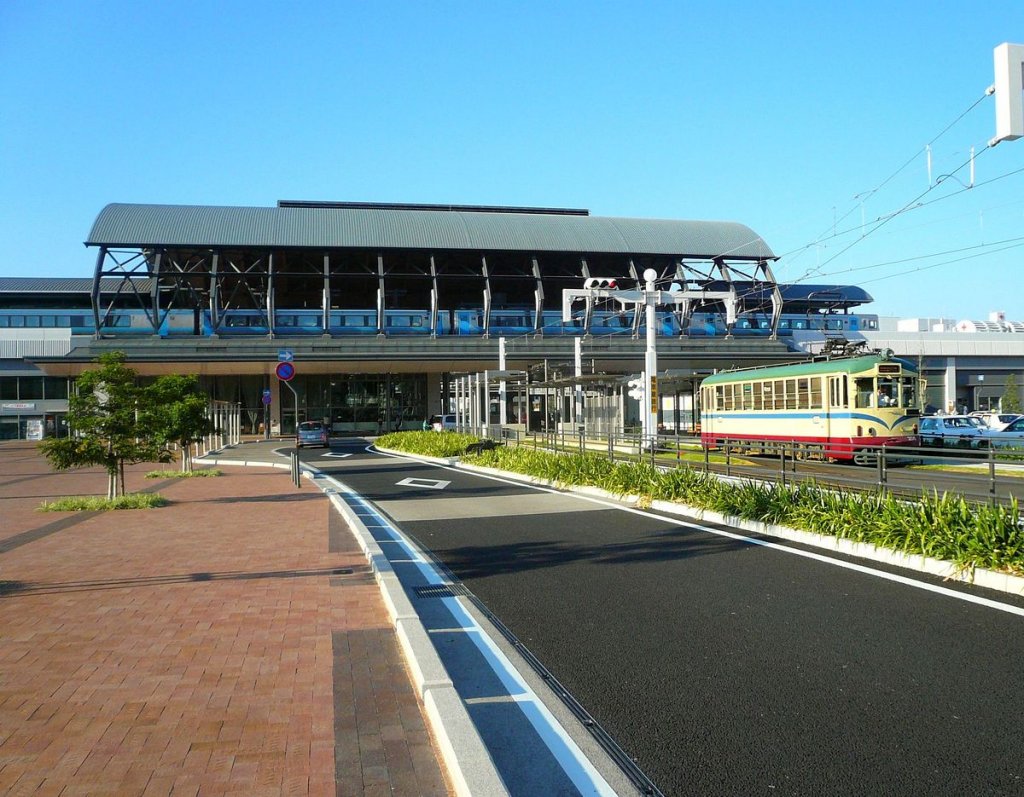 Serie 200: Wagen 206 wartet vor dem schnen, neuen Bahnhof Kchi auf Fahrgste. Im Bahnhof steht ein moderner Diesel-Intercityzug Serie JR Shikoku 2000. 20.September 2009. 