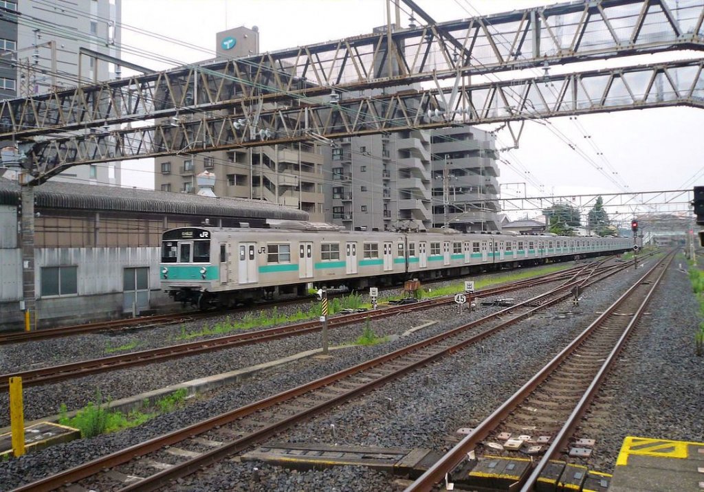 Serie 203 (JR)/ Tokyo Metro Chiyoda-Linie: Ausfahrt des 10-Wagenzugs mit ostseitigem Steuerwagen KUHA 203-105 aus Abiko, 11.Juli 2010. JÔBAN-LINIE