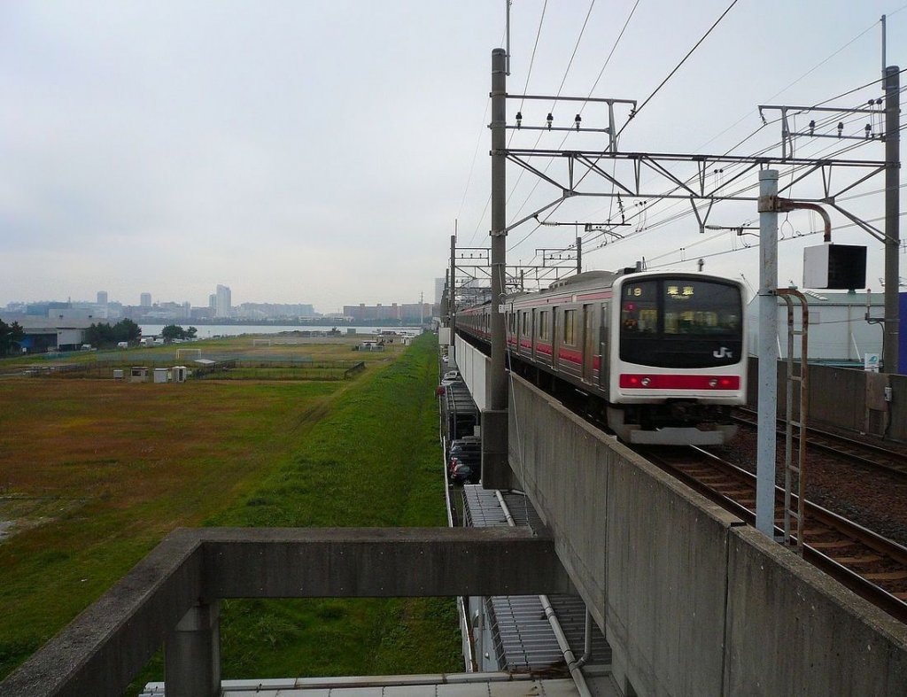 Serie 205: Keiyô-Linie - Diese Linie entstand auf einem riesigen Gebiet, das in der Bucht von Tokyo dem Meer abgerungen wurde. 1990 durchgehend eröffnet, verbindet sie Zentral-Tokyo (symbolisiert mit dem Schriftzeichen  kei ) im Westen mit der Stadt Chiba (symbolisiert mit dem Schriftzeichen  yô ) im Osten entlang der Meeresküste. Die Züge tragen ein rotes Band. Im Bild fährt ein Zug mit ostseitigem Steuerwagen KUHA 205-108 aus Ichikawa Shiohama aus, 22.November 2009. KEIYÔ-LINIE