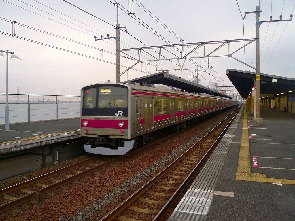 Serie 205, Keiyô-Linie: Einfahrt eines der ältesten Züge Serie 205 (ursprünglich auf der Yamanote-Ringbahn eingesetzt und noch mit zweiteiligen Fenstern) in Ichikawa Shiohama. Im Bild der hintere Steuerwagen KUHA 204-2. 22.November 2009.