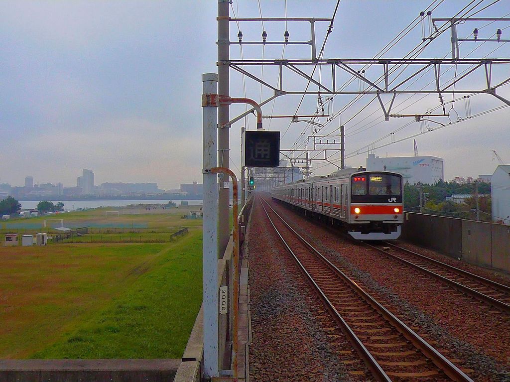 Serie 205, Musashino-Linie: Ein Zug von Tokyo her trifft in Ichikawa Shiohama ein. Ostseitiger Steuerwagen KUHA 204-10. 22.November 2009 KEIYÔ-LINIE 