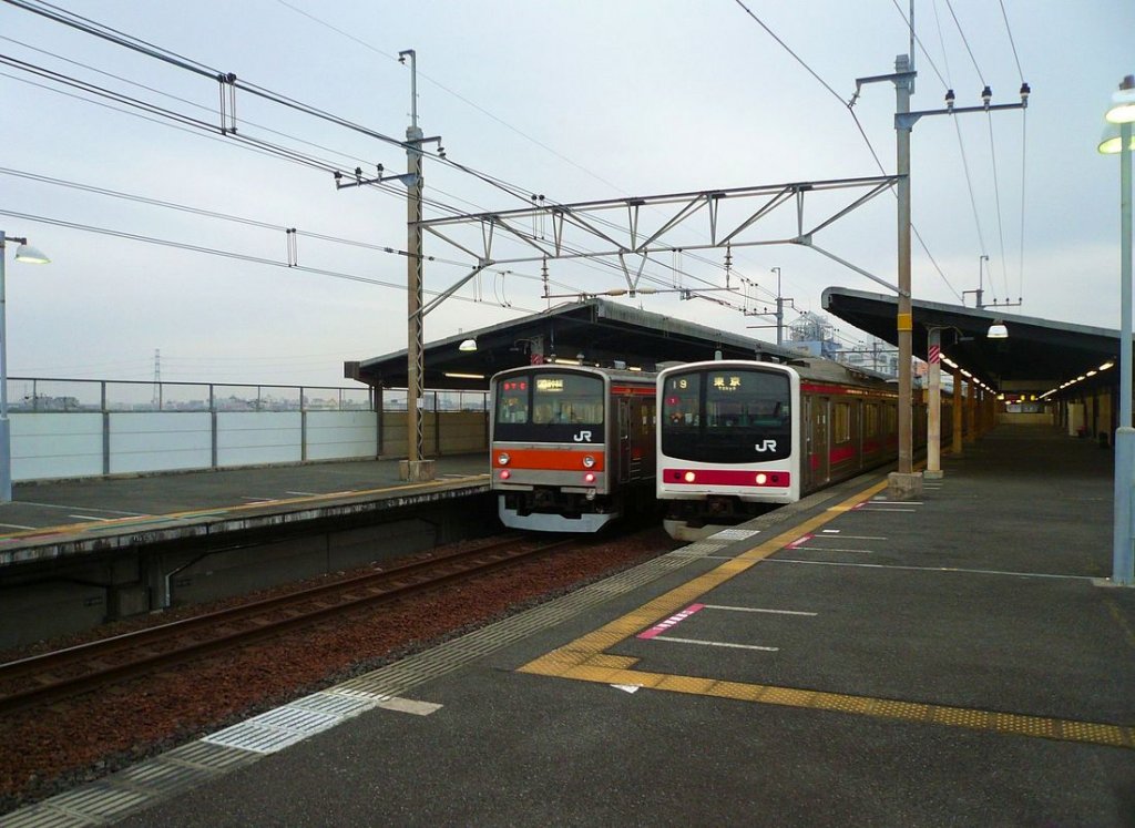 Serie 205: Musashino-Linie und Keiyô-Linie - in Ichikawa Shiohama im Küstengebiet der Bucht von Tokyo treffen sich ein Zug der Musashino-Linie (links, Steuerwagen KUHA 205-10) und ein Zug der Keiyô-Linie (rechts, Steuerwagen KUHA 204-108), 22.November 2009. KEIYÔ-LINIE