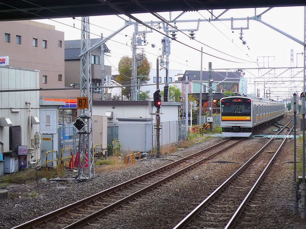 Serie 205, Nambu-Linie: Der Steuerwagen dieses Zuges (KUHA 204-1206), der aus einem Zwischenwagen hergerichtet wurde, hat eine moderne Führerkabine. Tokyo-Nishi Kunitachi, 23.November 2009. NAMBU-LINIE 