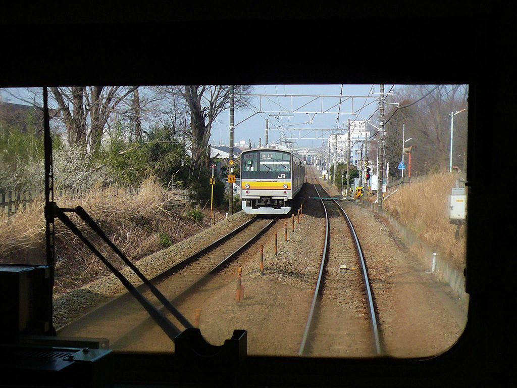 Serie 205, Nambu-Linie: Ein kreuzender Zug mit südseitigem Steuerwagen KUHA 205-134 (Dieser Zug fährt heute in Indonesien). Zwischen Tokyo-Yagawa und Yaho, 3.März 2010. (Aus dem hintersten Wagen eines Gegenzugs aufgenommen)   NAMBU-LINIE 