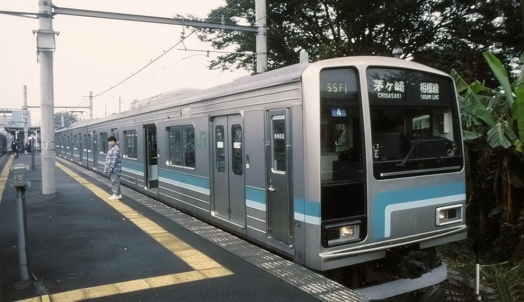 Serie 205: Sagami-Linie - ein 4-Wagenzug mit Steuerwagen KUHA 205-504 in Banda, 3.September 1994. 