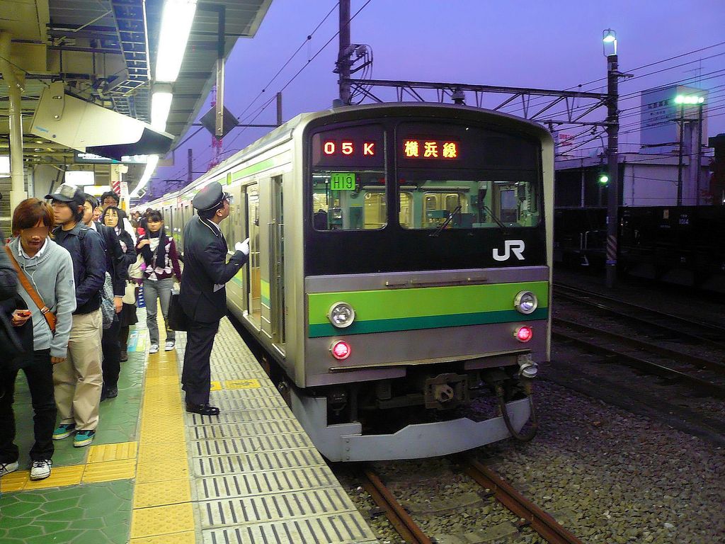 Serie 205: Yokohama-Linie - Diese Linie bildet die äussere Nord-Süd-Verbindung am westlichen Rand der Grossagglomeration Tokyo. Die Züge tragen ein dunkelgrün/hellgrünes Band. Bevor der Schaffner an der Endstation Hachiôji den Wagen besteigt, kontrolliert er äusserst gewissenhaft mit Fingerzeig und lautem Sprechen, ob die Fahrzielanzeige stimmt und die Lampen richtig brennen. Nordseitiger Steuerwagen KUHA 205-79　（Dieser Zug fährt heute in Indonesien). 27.November 2009. YOKOHAMA-LINIE 