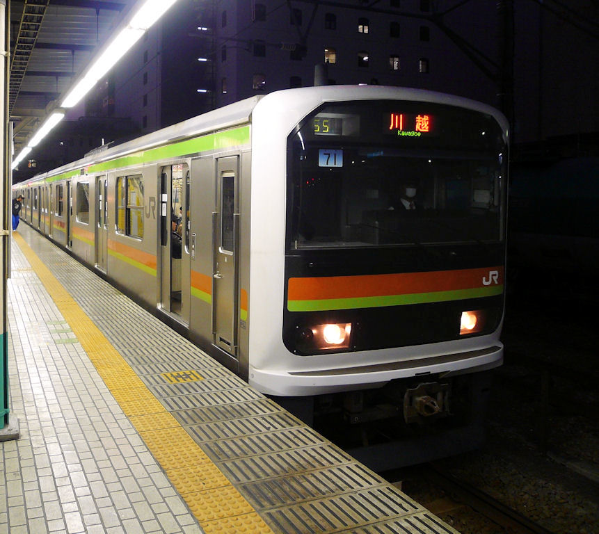 Serie 209-3100: 2004 wurden von der Rinkai-Bahn in Tokyo 6 ihrer Wagen Serie 209 übernommen und mit 2 neuen Wagen zu zwei 4-Wagenzügen formiert. Sie verkehren auf der ländlichen S-Bahnverbindung im Nordwesten von Tokyo zwischen Hachiôji und Kawagoe. Das Farbband ist orange/grün. Im Bild Zug 209-3101 in Hachiôji, 27.November 2009. 