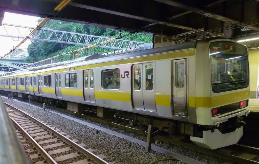 Serie 209-500: Die letzten Züge der Serie 209 (Baujahre 1998-2000) haben einen deutlich breiteren Wagenkasten; es gibt 3 8-Wagenzüge und 14 10-Wagenzüge. Aufnahme des westseitigen Steuerwagens KUHA 208-504 der langsamen Linie von Tokyo zur Stadt Chiba (mit gelbem Band). Tokyo-Yotsuya, 13.Oktober 2011.