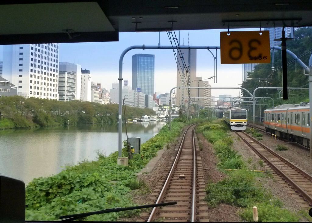 Serie 209-500: Im Stadtkern von Tokyo kurz vor Iidabashi kommt ein Zug der Serie 209-500 von der Stadt Chiba her entgegen. 13.Oktober 2011. (Aufnahme durch die verglaste Führerstandrückwand eines Gegenzugs)  CHÛÔ-SÔBU-LINIE 