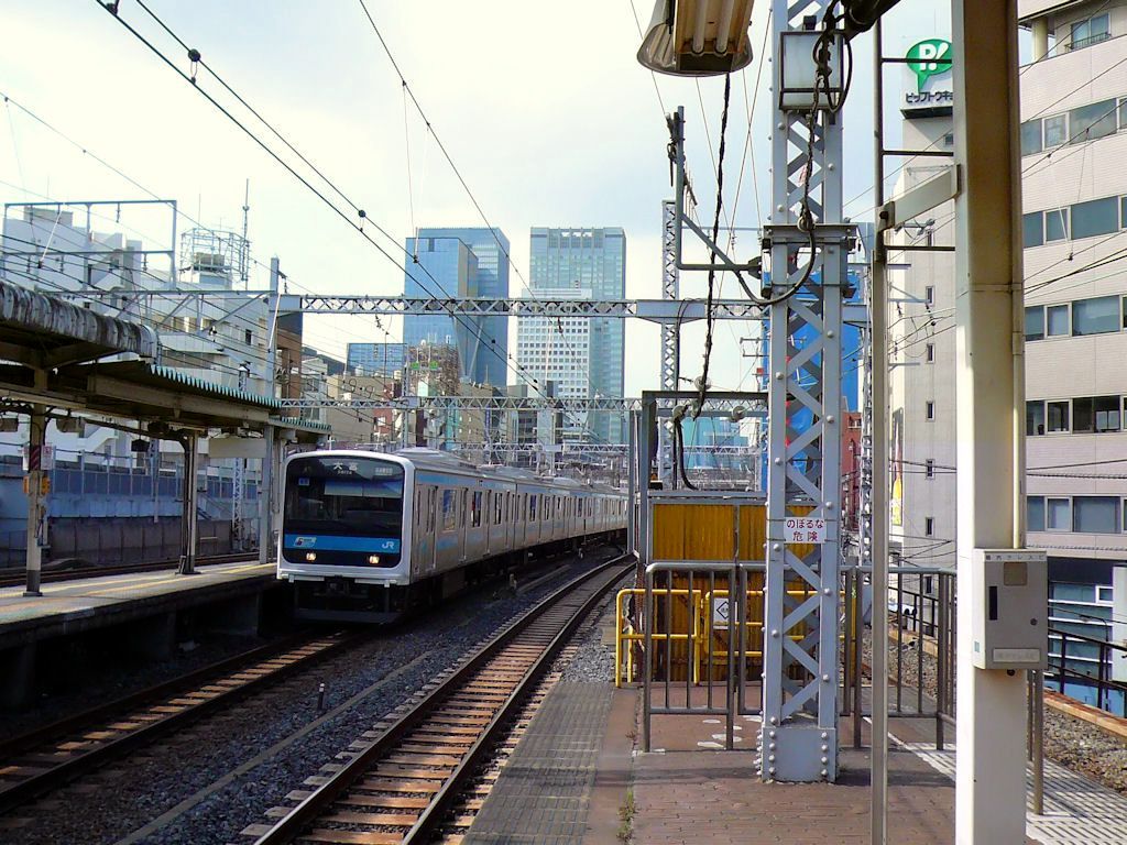 Serie 209: Von Tokyo Hauptbahnhof herkommend fährt ein Zug in Tokyo-Kanda ein (geführt von Steuerwagen KUHA 209-49); 16.August 2008. KEIHIN-TÔHOKU-LINIE 