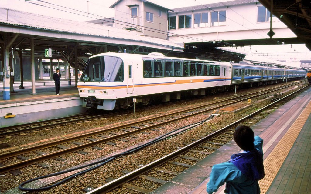 Serie 213: Der Panorama-Steuerwagen KURO 212-4 für die Züge über die grosse Seto-Brücke (Seto Ôhashi, Bau 1978-1988, 13,1km lang, wovon 9,368km Brücke, der Rest auf kleinen Inseln); die Grosse Seto-Brücke verbindet die Hauptinsel Japans (Honshû) mit der Insel Shikoku. Diese Wagen sind 2003 alle ausgeschieden. Okayama, 25.März 1991.