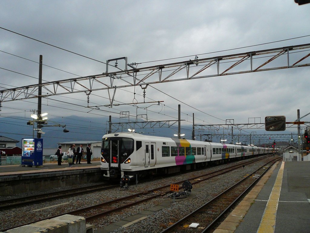 Serie 257: An einem stürmischen Abend fährt ein Zug der Bergstrecke nach Matsumoto mit Steuerwagen KUHA 257-114 in Kobuchizawa ein, 24.November 2009. 