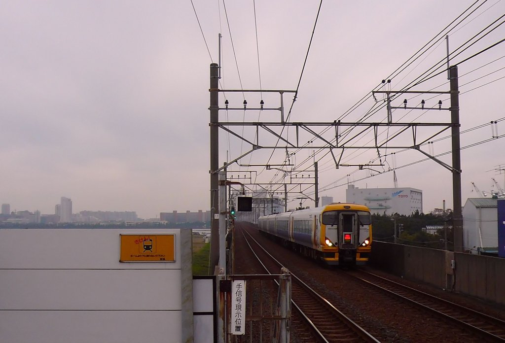 Serie 257: Im dunstigen Abendlicht verlässt ein Zug der Serie 257-500 den Grossraum Tokyo Richtung Bôsô-Halbinsel. Ichikawa Shiohama, 22.November 2009. 