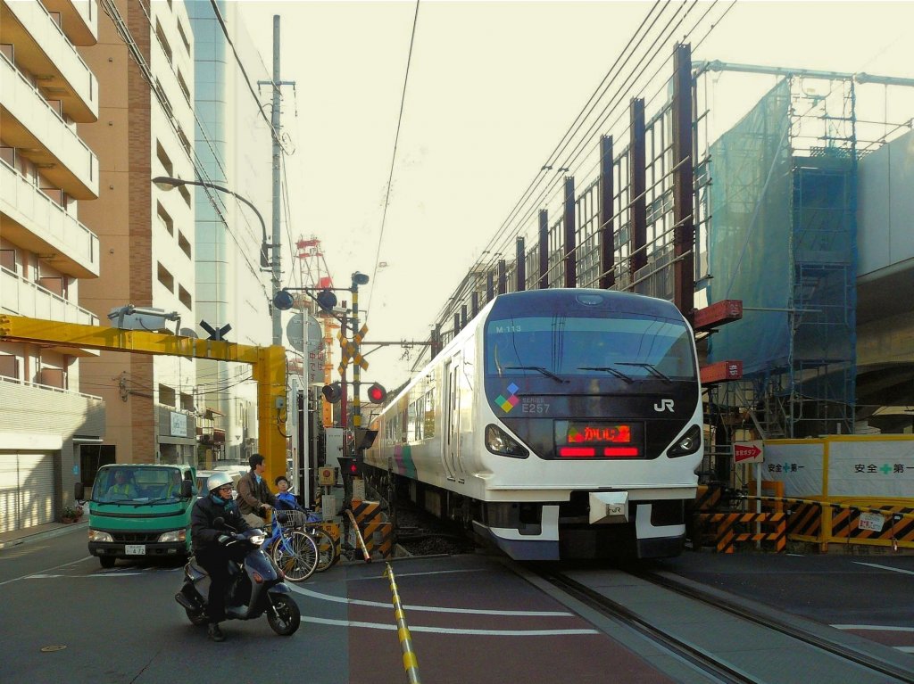 Serie 257 in Tokyo: bald hat der alte Bahnübergang (der in Stosszeiten stundenlang geschlossen ist) ausgedient; in der Höhe entsteht eine neue Strecke. Bild: Steuerwagen KUHA 256-113, Tokyo-Musashi Sakai, 23.November 2009. 
