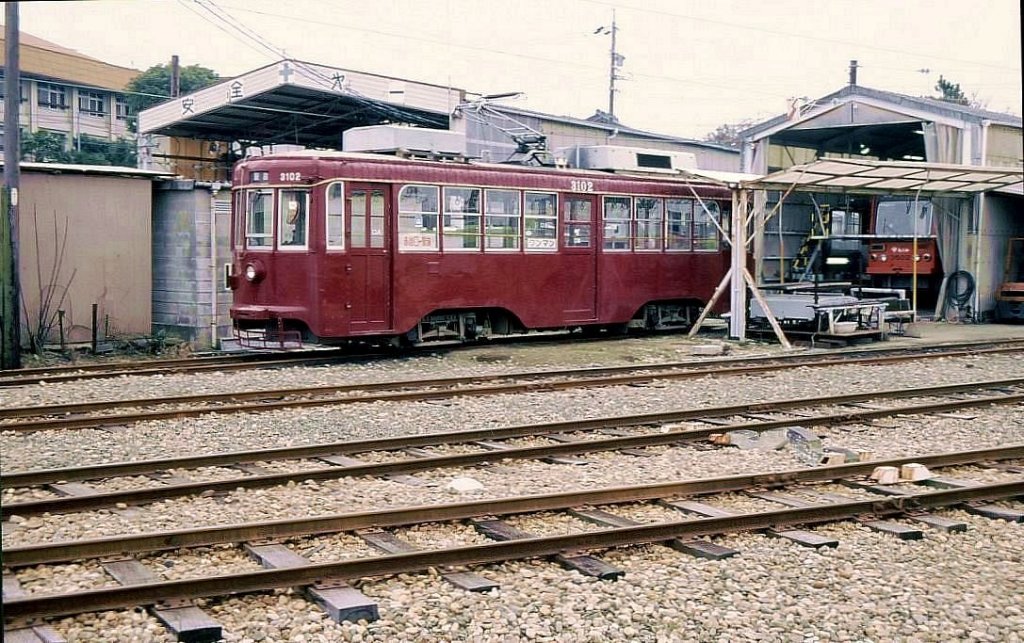 Serie 3100: Diese ab 1936 gebauten Wagen bildeten die Standardwagen der Strassenbahn der Metropole Nagoya bis zu deren Einstellung 1971. 9 Wagen gelangten dann als Serie 3100 nach Toyohashi, wo sie bis 2006 ausschieden. 3102 (Bild) ist fr Sonderfahrten erhalten geblieben. Akaiwaguchi, 28.Januar 2007. 