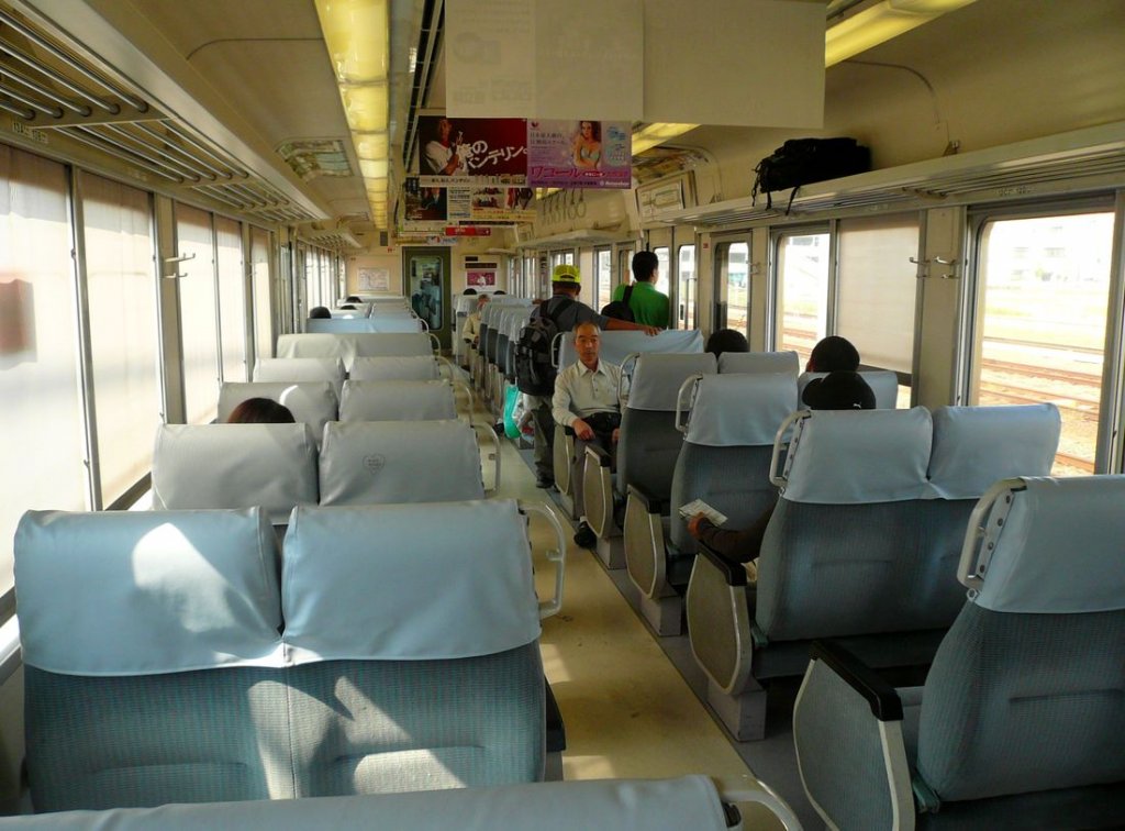 Serie 311: Diese Züge haben für den Eilzugsdienst bequeme Sitze, die in Fahrtrichtung umlegbar sind. Hier ein Blick in den Motorwagen KUMOHA 311-6 (クモハ311-6)(KU=mit Führerstand, MO=motorisiert, HA=gewöhnlicher Sitzwagen), 27.September 2009. 