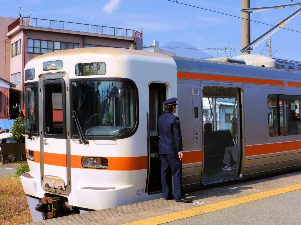Serie 313-2000: Diese Züge haben Längssitze für Dienste mit höherem Verkehrsaufkommen. Im Bild steht Steuerwagen KUHA 312-2306 in Iwanami an der Gotemba-Linie; dahinter ist die  Spitze  des imposanten Fuji-Berges zu sehen. 2.November 2011. 
