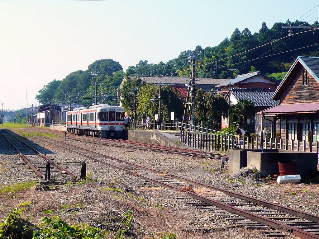 Serie 313: Ein Zweiwagenzug der ersten Lieferung an der Endstation der Stichlinie nach Mino Akasaka in Zentraljapan. Wagenpaar Steuerwagen KUHA 312-315 und Motorwagen KUMOHA 313-315. 25.September 2009. 
