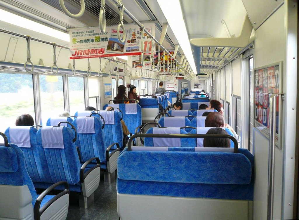 Serie 313: Im motorisierten Zwischenwagen MOHA 313-10 (モハ313-10). In Regionalzügen der Tôkaidô-Stammstrecke (wichtigste Verbindung Japans zwischen den riesigen Agglomerationen Tokyo - Nagoya - Kansaigebiet(Kyoto-Osaka-Kobe)) werden Wagen wie diese mit Quersitzen und umlegbaren Rückenlehnen eingesetzt. 31.Oktober 2008. 