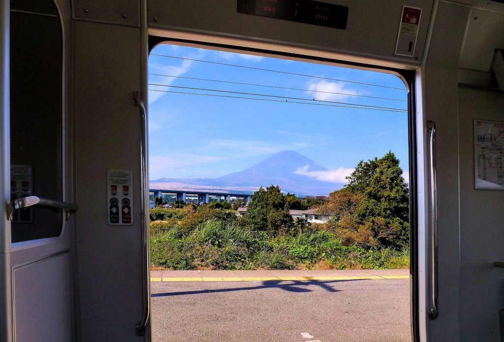 Serie 313: Oeffnet sich die Türe des Steuerwagens KUHA 312-3102, dann zeigt sich die majestätische Gestalt des fast 4000 Meter hohen Fuji. Fujioka, 2.November 2011.