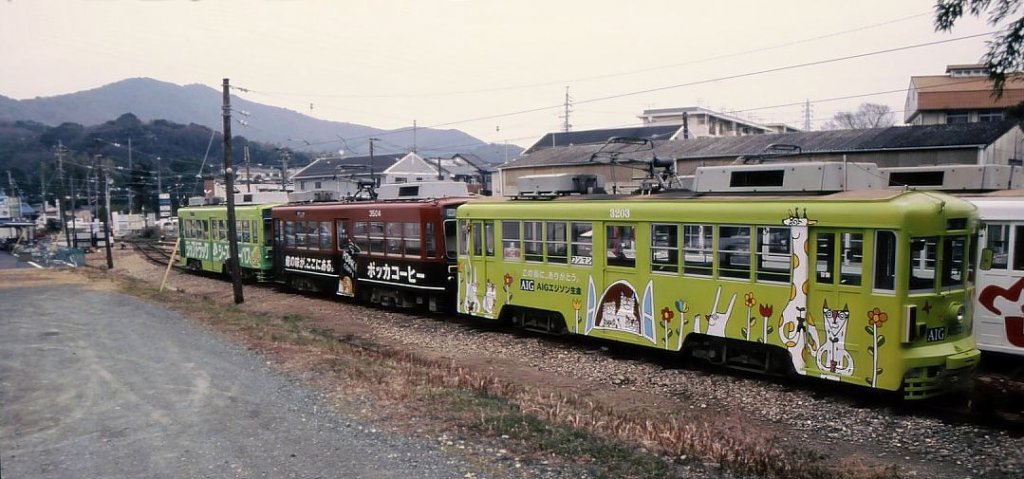 Serie 3200: Ursprnglich gehrten diese 1955/56 gebauten Wagen dem Meitetsu-Konzern, der sie als Strassenbahn Gifu und Ueberlandbahn von dort nach Mino (alles 2005 eingestellt) einsetzte. 3 Wagen gelangten 1976 und 1981 als 3201-3203 nach Toyohashi. Hier steht 3203 in Akaiwaguchi; links davor sind 2 ehemalige Tokyoter Wagen, 3503 mit Reklame fr eine Arzneimittelfirma, und 3504 mit Reklame fr Kaffee. 3203 wirbt fr eine Lebensversicherung. 28.Januar 2007. 